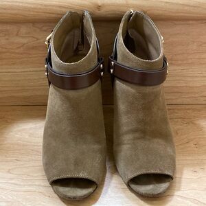 Vince Camuto Bootie. Size 9.